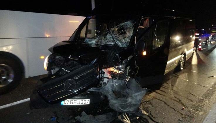 Aynı istikamete giden tur minibüsleri çarpıştı, 4’ü turist 6 yaralı