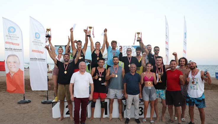Antalya’da, Cumhuriyet’in 100. yıl coşkusu plaj voleybolu turnuvasıyla başladı