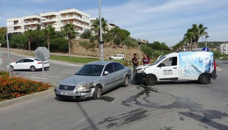 Hafif ticari araç ile otomobil çarpıştı: 1 yaralı