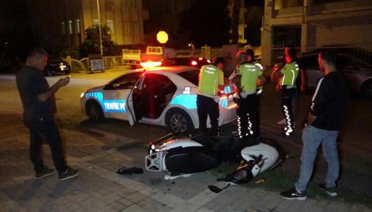 Sağlık ekiplerini bekleyen yaralı sürücü sigara içmeyi de ihmal etmedi