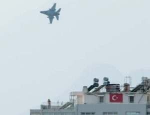 Antalya’da “Türk Yıldızları” yerine semalarda olacak F-16’lar prova uçuşu gerçekleştirdi