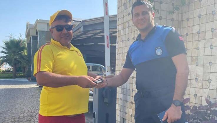 Kemer’de zabıta kayıp cüzdanı sahibine teslim etti