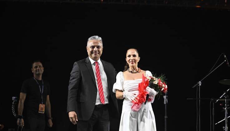 Muratpaşa 100. yıl kutlamalarında Sertap Erener’le coştu