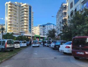 Kentin en işlek yolundaki refüj hatalı parklar nedeniyle otoparka döndü
