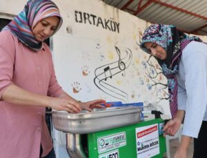 Büyükşehir’den Kumlucalı kadınlara domates sıkma makinesi