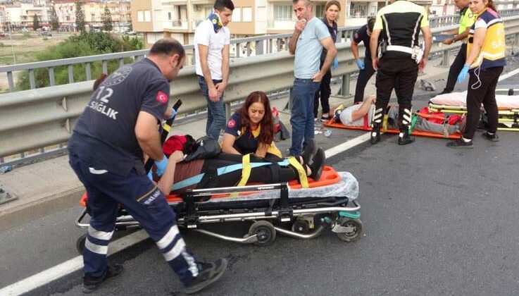 Otomobilin bariyerlere çarptığı kazada can pazarı yaşandı