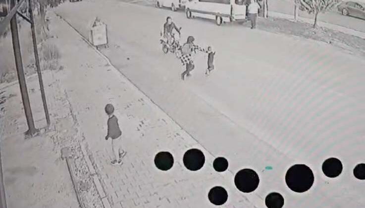 Elini bırakıp yola atlayan çocuğunu tutmaya çalışırken motosiklet altında kaldılar
