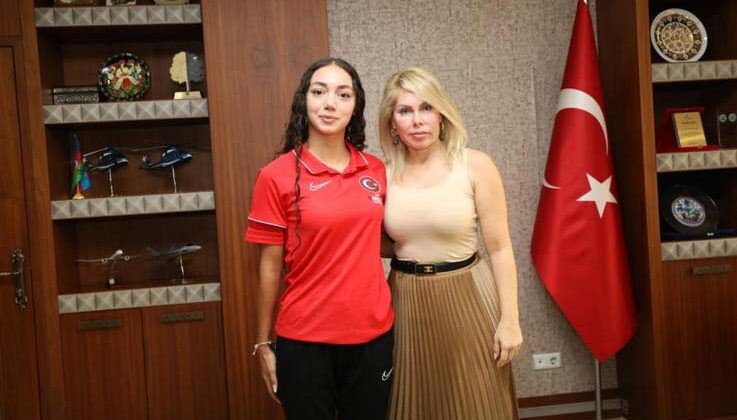 Rektör Özkan, altın madalyalı Selinay Tuğçe Kır ile bir araya geldi