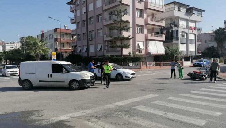 Kavşakta ’U’ dönüşü motosiklet sürücüsünü hastanelik etti