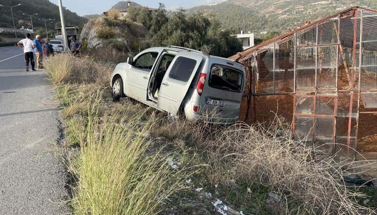 Hafif ticari araç yoldan çıktı: 2 yaralı