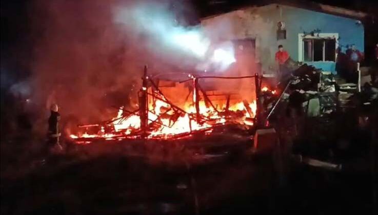 Antalya’da korkutan depo ve ev yangını