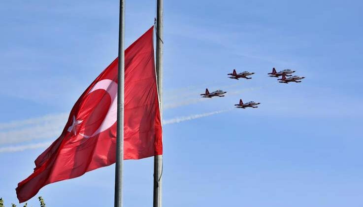 Türk Yıldızları Antalya’da nefes kesti