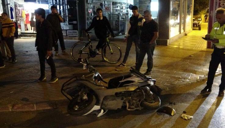 Motosiklet ticari araç ve otomobilin karıştığı zincirleme kazada motosiklet sürücüsü yaralandı