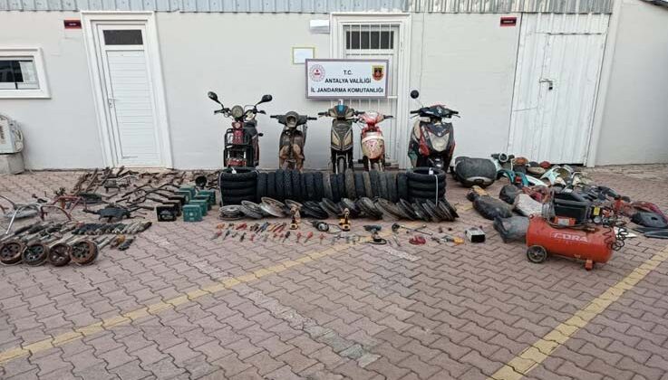 Çalıntı motosikletleri parçalayıp boyayarak tanınmaz hale getirdi, satamadan yakalandı