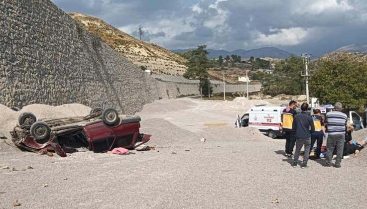 Virajı alamayan otomobil 15 metrelik şarampole uçtu: 4 yaralı