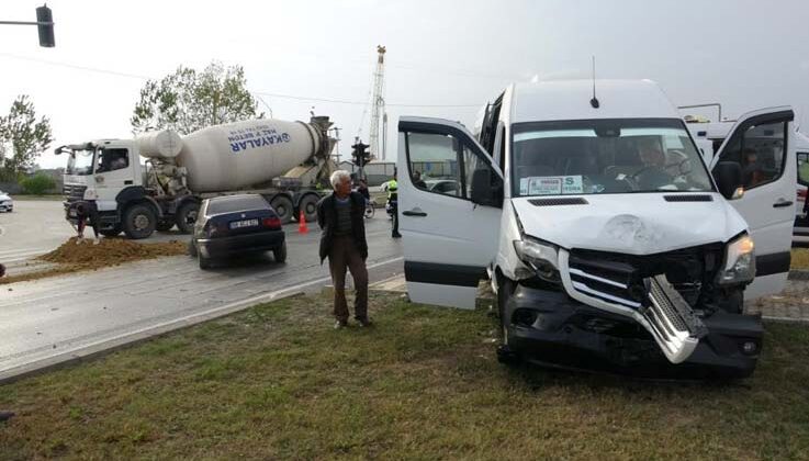 Turistleri taşıyan minibüs otomobille çarpışıp refüje çıktı
