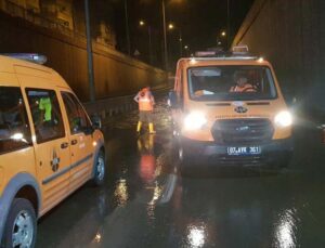 Alanya’da polislerin su dolu alt geçitte trafik çilesi
