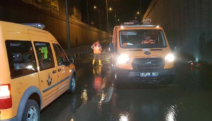 Alanya’da polislerin su dolu alt geçitte trafik çilesi