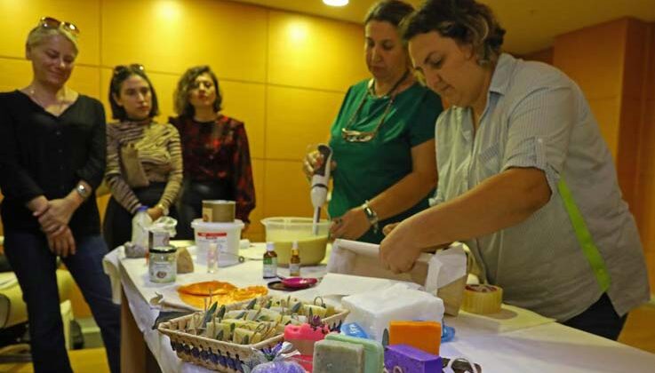 Aromatik bitkilerle sabun yaptılar
