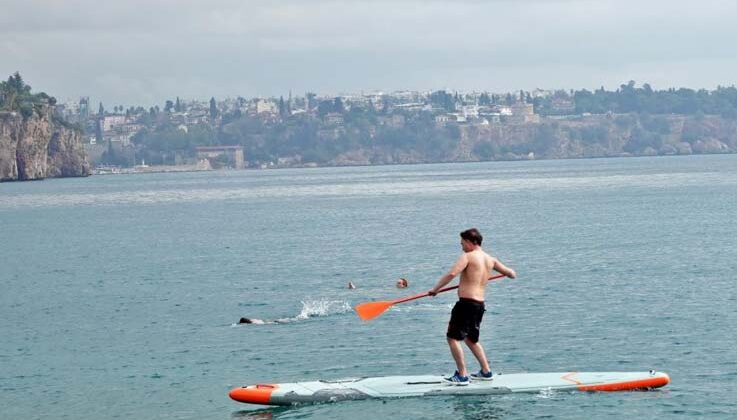 Sarı ve turuncu kodla uyarılan Antalya’da deniz keyfi
