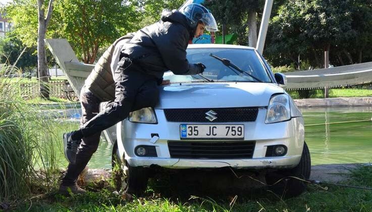 Antalya’da otomobil süs havuzuna uçtu: Çekici çaresiz kalınca yöntemi vatandaş buldu