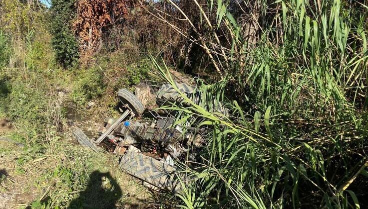 Antalya’da traktörün altında kalan sürücü yaralandı
