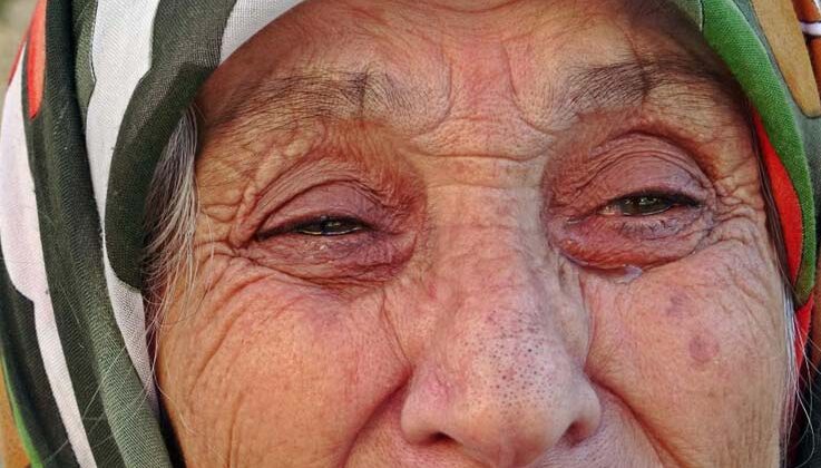 Engelli kızıyla birlikte evinden çıkarılan yaşlı kadın gözyaşlarına boğuldu