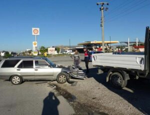 Antalya’da otomobil ile kamyonetin çarpıştığı kaza kamerada