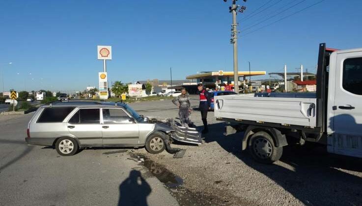 Antalya’da otomobil ile kamyonetin çarpıştığı kaza kamerada