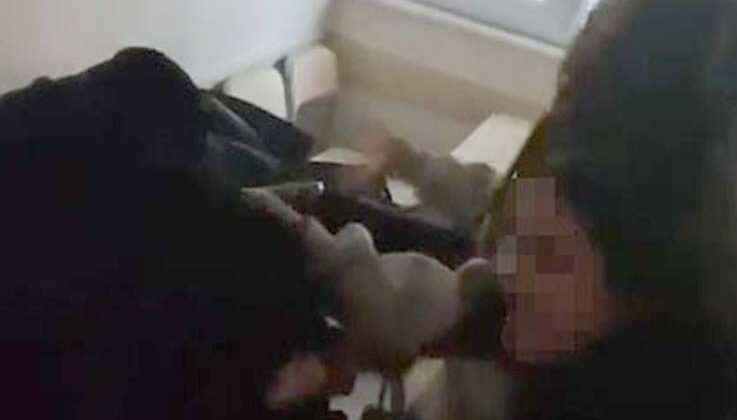 Lise öğrencisi kızların sınıftaki kavgası kamerada