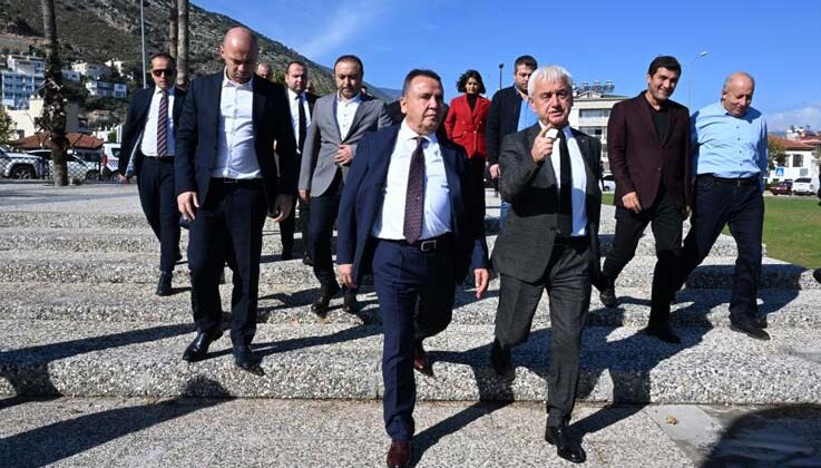 Başkan Böcek: “Finike’ye Cumhuriyet Meydanı çok yakıştı”