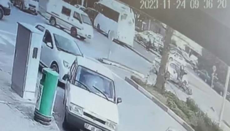 Çarpıştığı otomobilin camına başını çarpan motosikletli ağır yaralandı