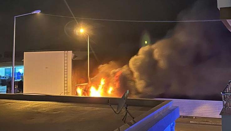 Depolama alanındaki kasalar alev alev yandı