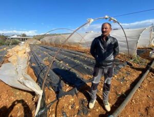 Antalya’da fırtına seralara da zarar verdi