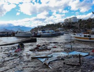 Turuncu kod uyarısının sürdüğü Antalya’da Büyükşehir’den vatandaşlara ‘Dikkatli olun’ uyarısı