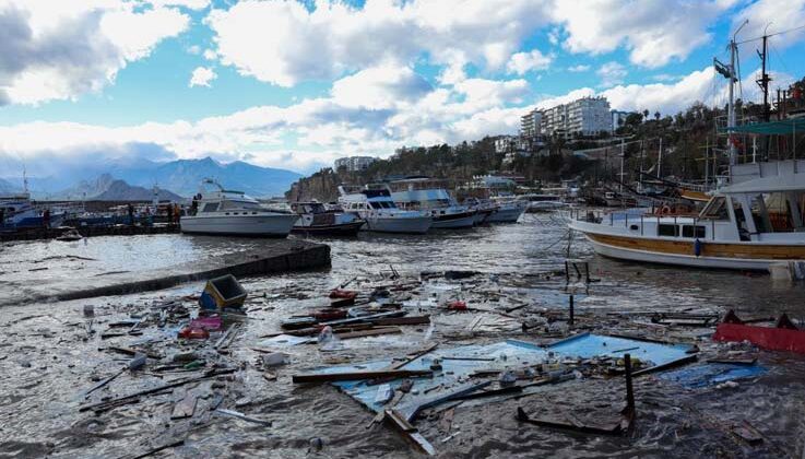 Turuncu kod uyarısının sürdüğü Antalya’da Büyükşehir’den vatandaşlara ‘Dikkatli olun’ uyarısı