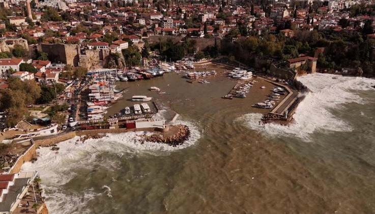 Antalya’da 1’i tur, 3 teknenin battığı liman havadan görüntülendi