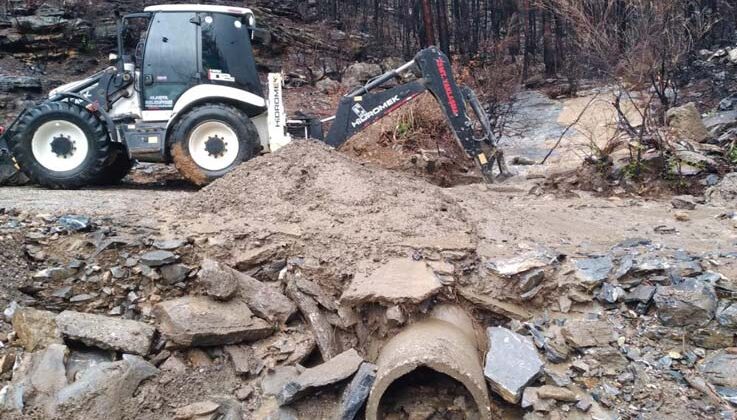 Büyükşehir ekipleri kapanan yolları açtı