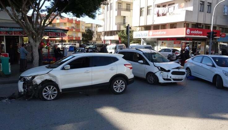 Hafif ticari araç ile otomobil çarpıştı: 2 yaralı