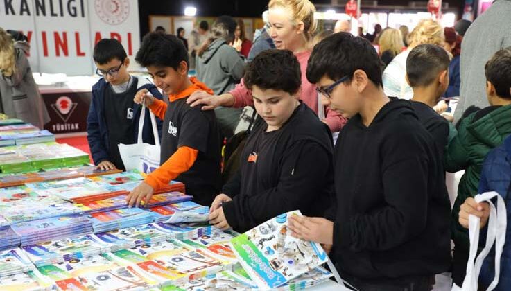 13. Antalya Kitap Fuarı’na öğrencilerden yoğun ilgi