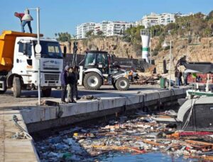 Antalya’da denizin üzerindeki tekne ve ağ parçaları fırtınanın boyutunu gözler önüne serdi