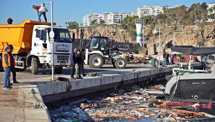 Antalya’da denizin üzerindeki tekne ve ağ parçaları fırtınanın boyutunu gözler önüne serdi