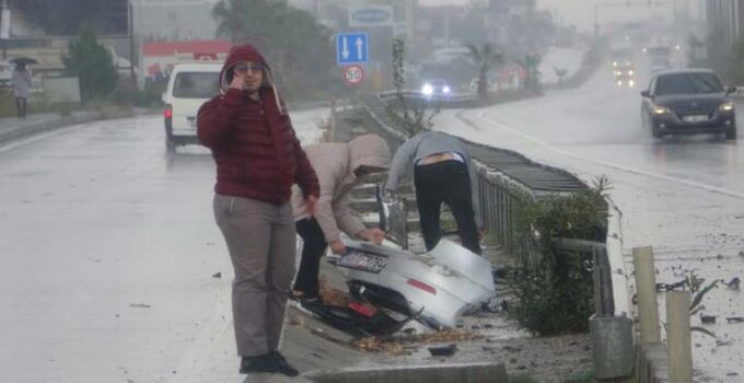 Bariyerlere çarparak hurdaya dönen araçtan burnu bile kanamadan çıktı