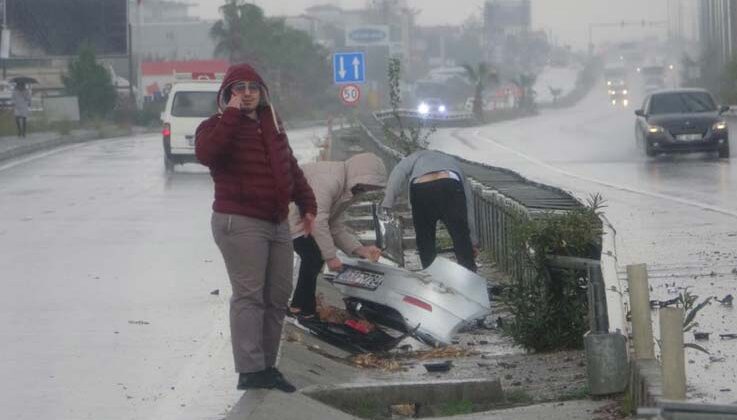 Bariyerlere çarparak hurdaya dönen araçtan burnu bile kanamadan çıktı