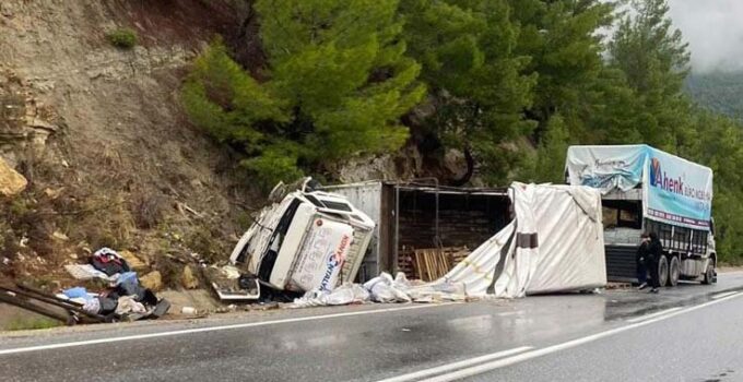 Akseki-Manavgat yolunda kamyon devrildi: 1 yaralı