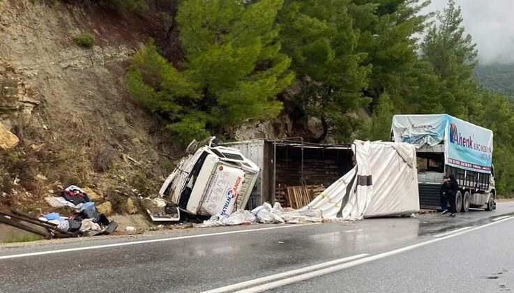 Akseki-Manavgat yolunda kamyon devrildi: 1 yaralı