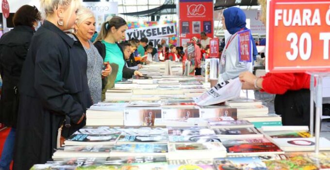 Antalyalılar kitap fuarına akın etti