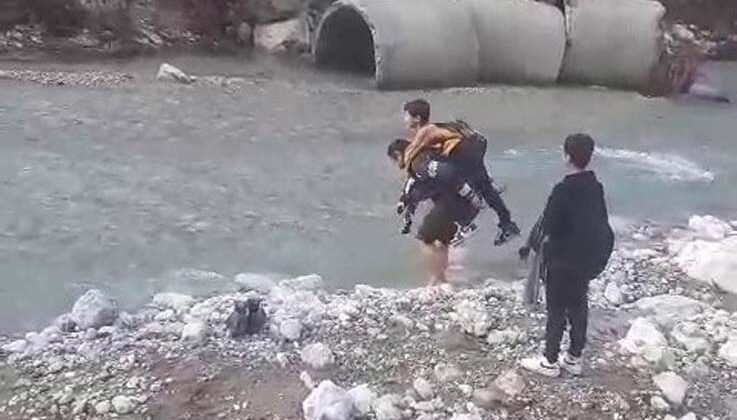 Sağanak yağışta köprü yıkıldı, öğrenciler sırtta taşındı