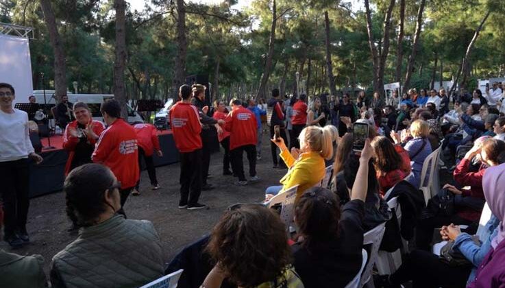 Konyaaltı’nda engelli vatandaşlar konserle eğlendi
