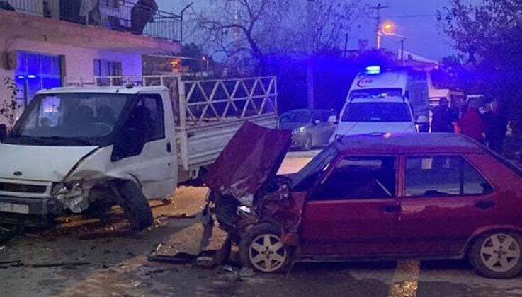 Kamyonet ile otomobil çarpıştı: 3 yaralı